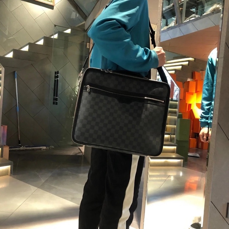 99新 Louis Vuitton 路易威登 黑棋盤格 公文包 電腦包 尺寸38*31。-0