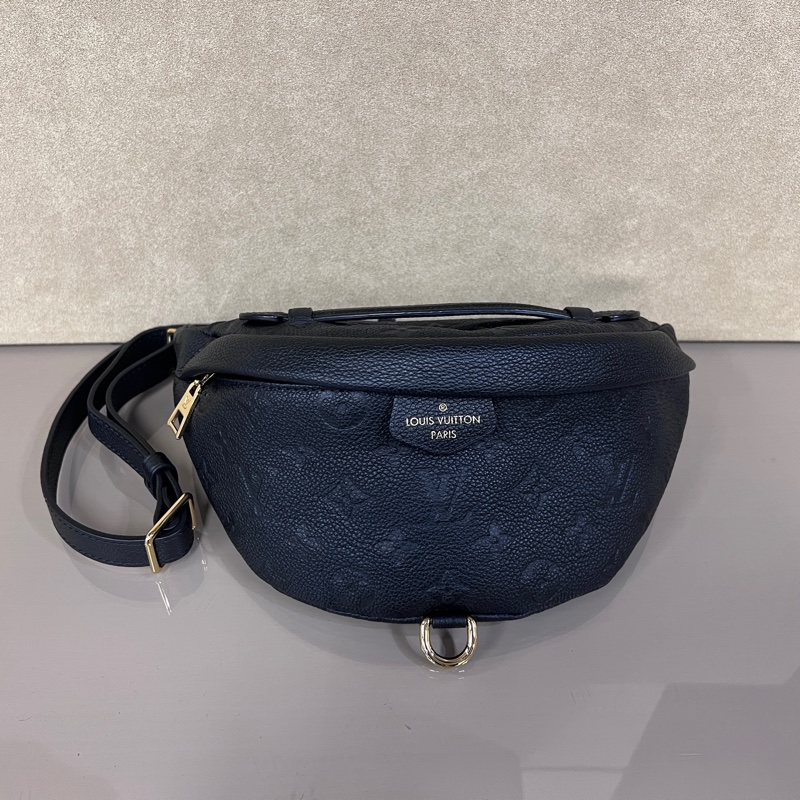 LV黑牛皮壓紋金釦 Bumbag拉鍊胸口腰包-0