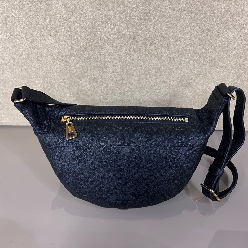 LV黑牛皮壓紋金釦 Bumbag拉鍊胸口腰包-1