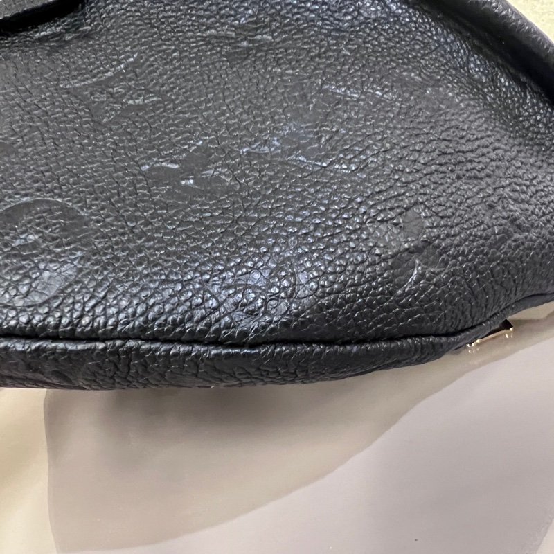 LV黑牛皮壓紋金釦 Bumbag拉鍊胸口腰包-2