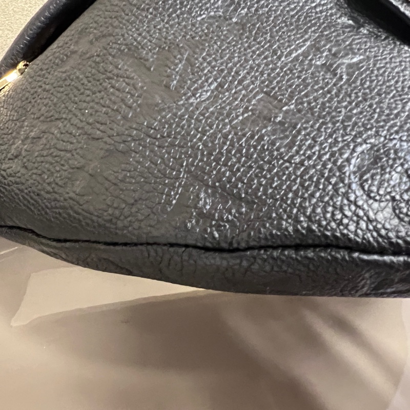 LV黑牛皮壓紋金釦 Bumbag拉鍊胸口腰包-3