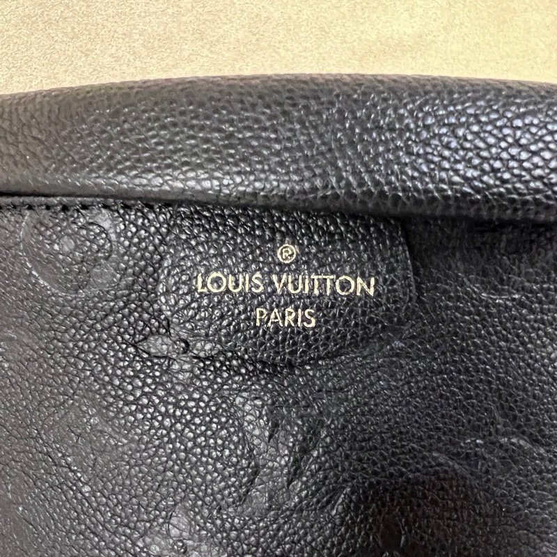 LV黑牛皮壓紋金釦 Bumbag拉鍊胸口腰包-4