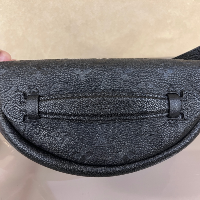 LV黑牛皮壓紋金釦 Bumbag拉鍊胸口腰包-5