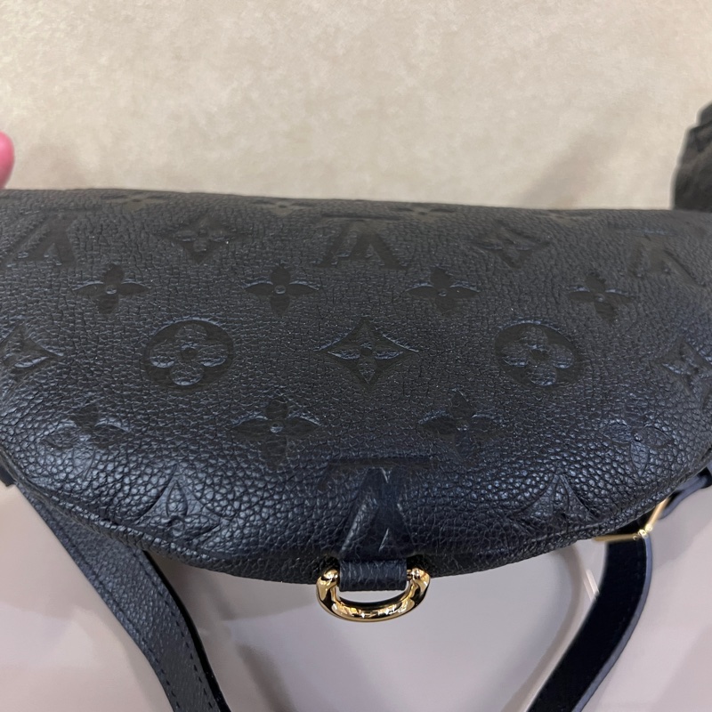 LV黑牛皮壓紋金釦 Bumbag拉鍊胸口腰包-6