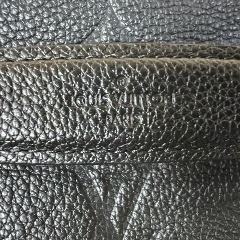 LV黑牛皮壓紋金釦 Bumbag拉鍊胸口腰包-7