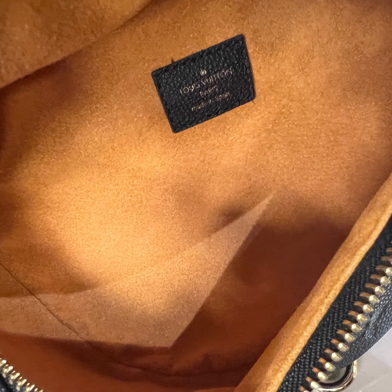 LV黑牛皮壓紋金釦 Bumbag拉鍊胸口腰包-8