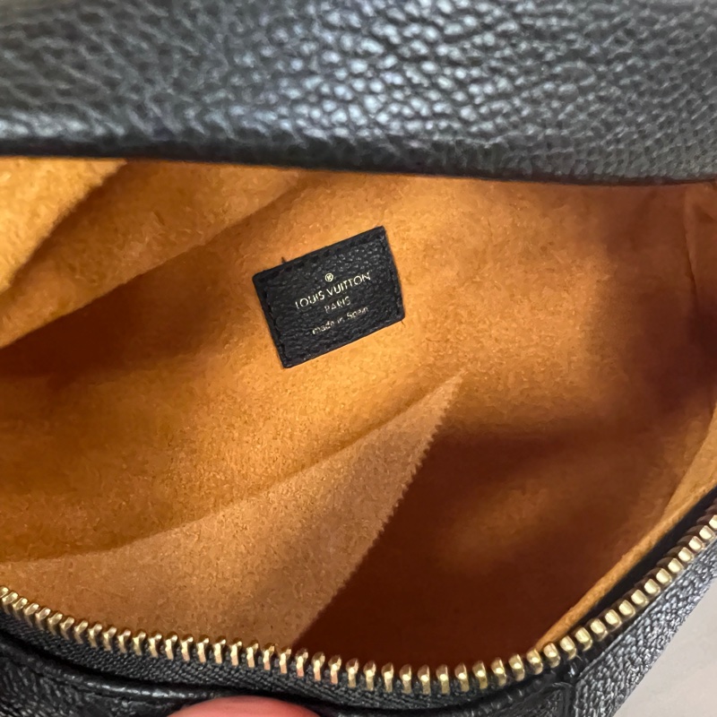 LV黑牛皮壓紋金釦 Bumbag拉鍊胸口腰包-9