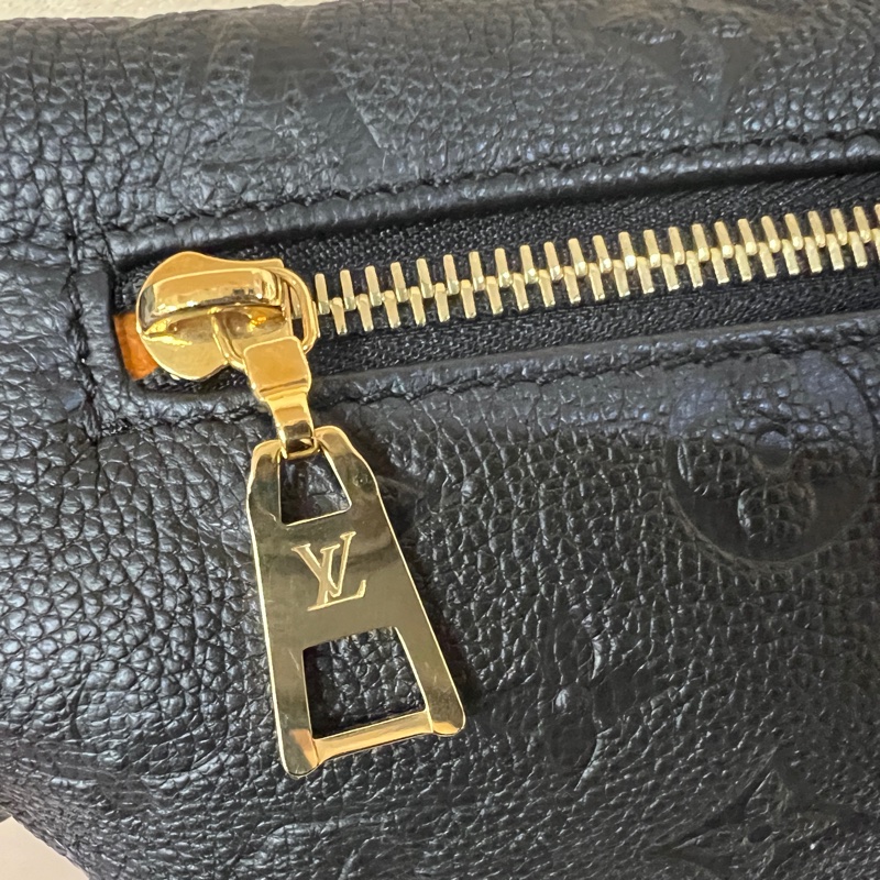 LV黑牛皮壓紋金釦 Bumbag拉鍊胸口腰包-10