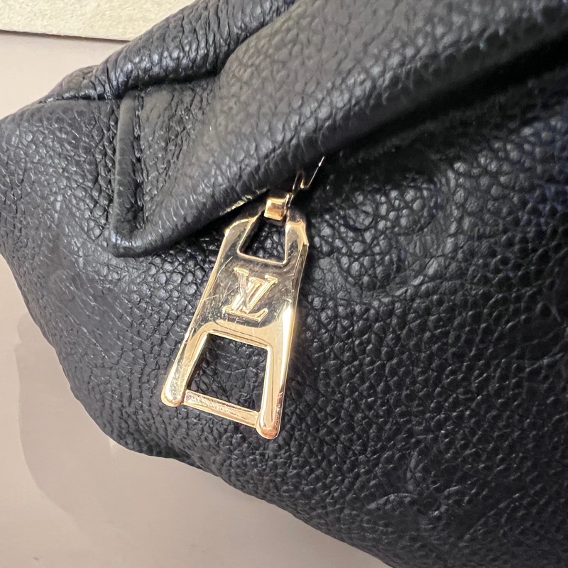 LV黑牛皮壓紋金釦 Bumbag拉鍊胸口腰包-11