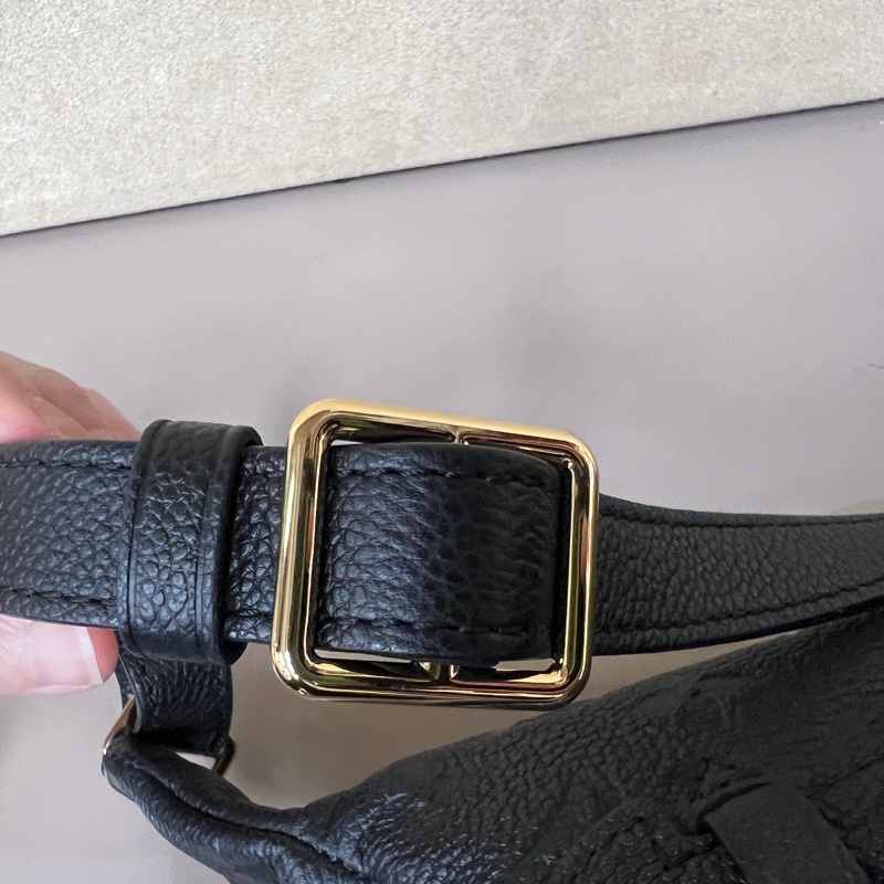 LV黑牛皮壓紋金釦 Bumbag拉鍊胸口腰包-13