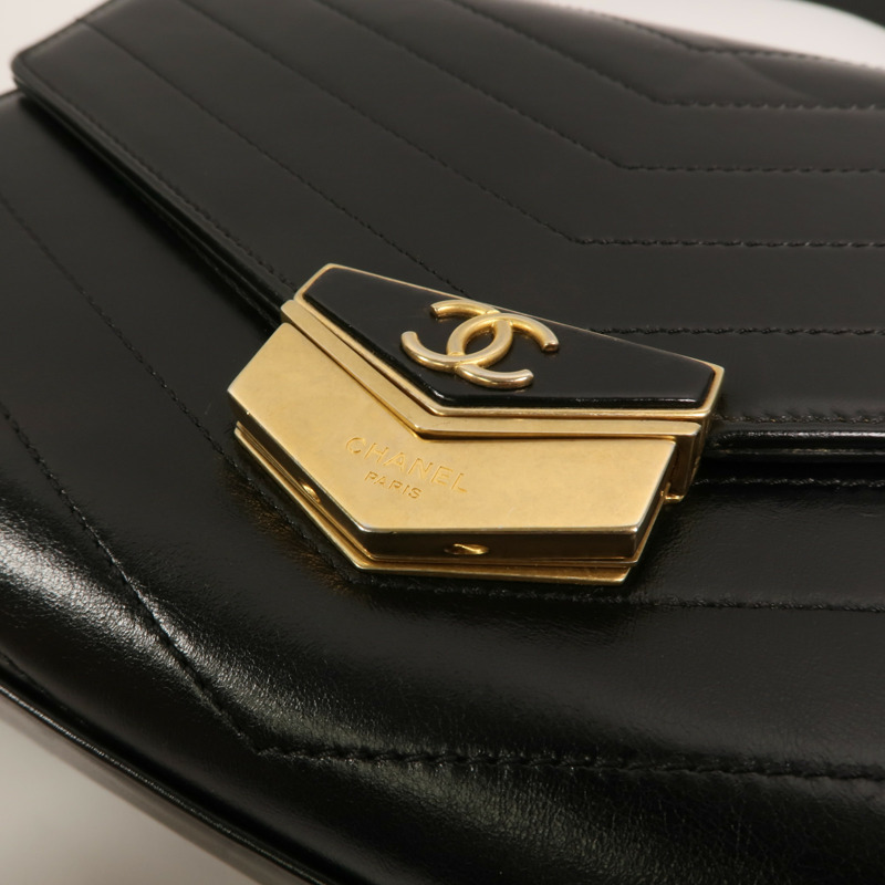 CHANEL 牛皮皮革Chevron Medal鏈帶肩背袋-8
