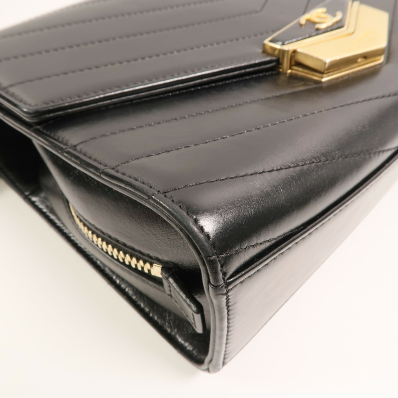 CHANEL 牛皮皮革Chevron Medal鏈帶肩背袋-13