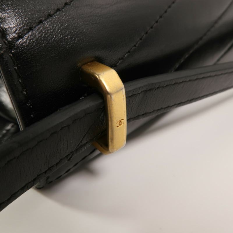 CHANEL 牛皮皮革Chevron Medal鏈帶肩背袋-16