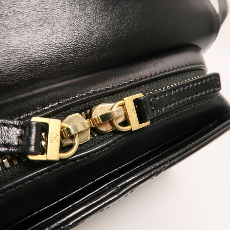 CHANEL 牛皮皮革Chevron Medal鏈帶肩背袋-17