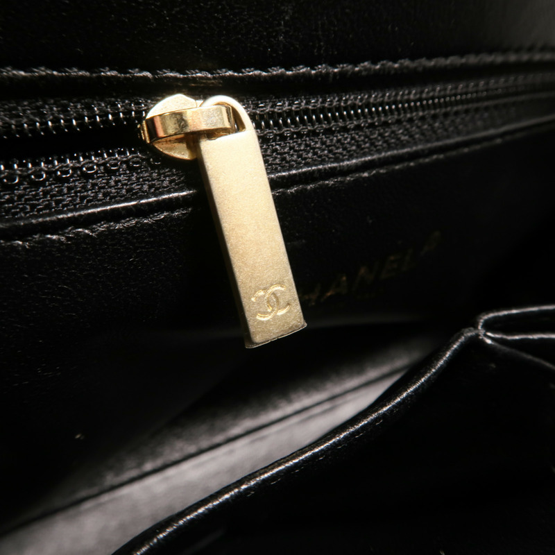 CHANEL 牛皮皮革Chevron Medal鏈帶肩背袋-18