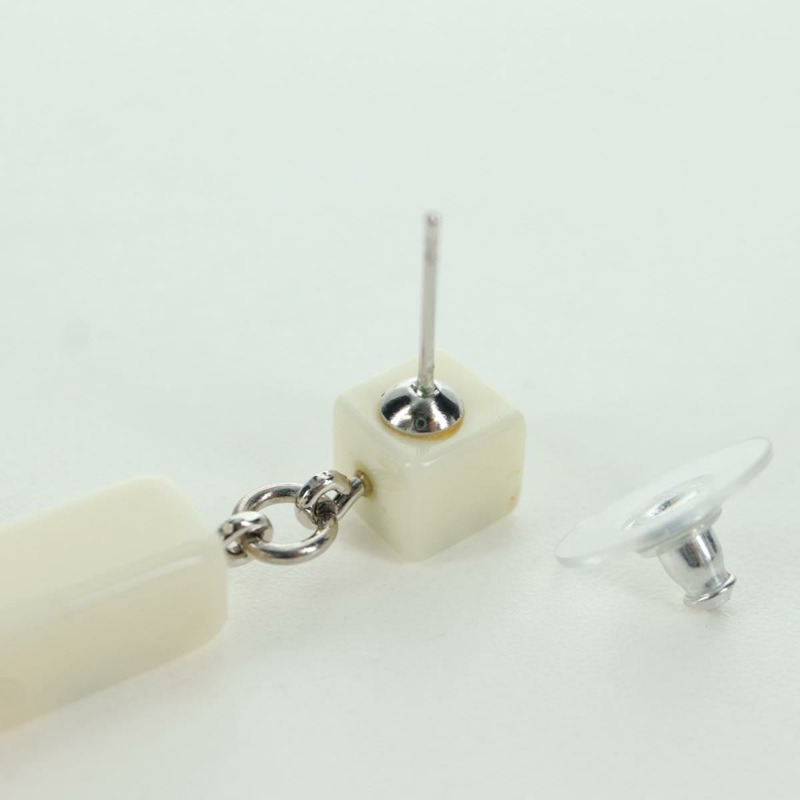 【日本直送】香奈兒 COCO 標誌山茶花穿孔塑膠白色 CC Auth YKZ574M-11