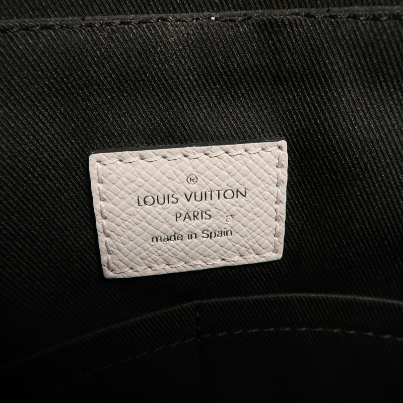 LOUIS VUITTON Taigarama Outdoor Flap Message肩背袋-5