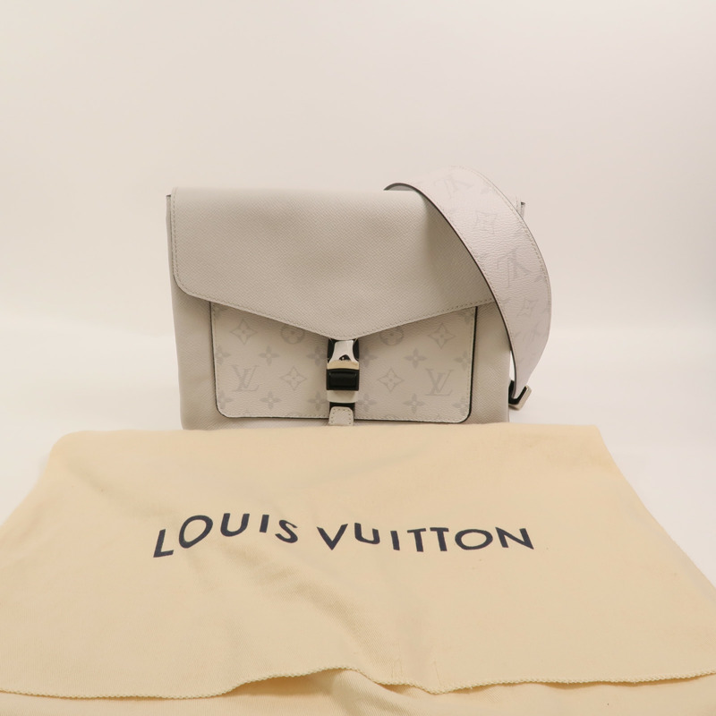 LOUIS VUITTON Taigarama Outdoor Flap Message肩背袋-8