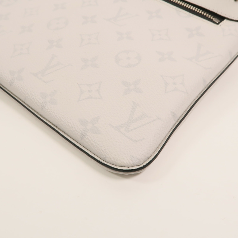 LOUIS VUITTON Taigarama Outdoor Flap Message肩背袋-11