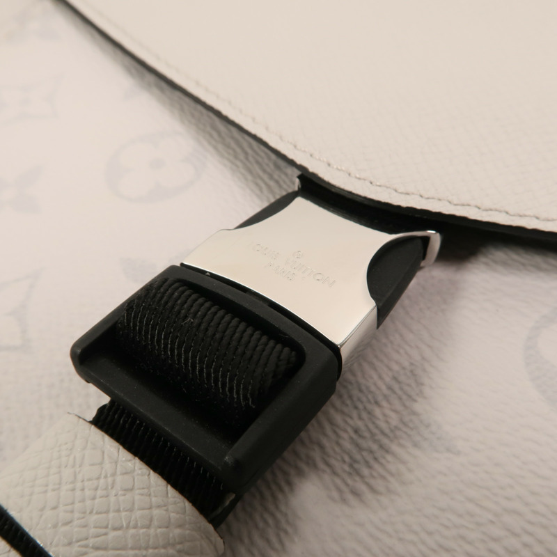 LOUIS VUITTON Taigarama Outdoor Flap Message肩背袋-14