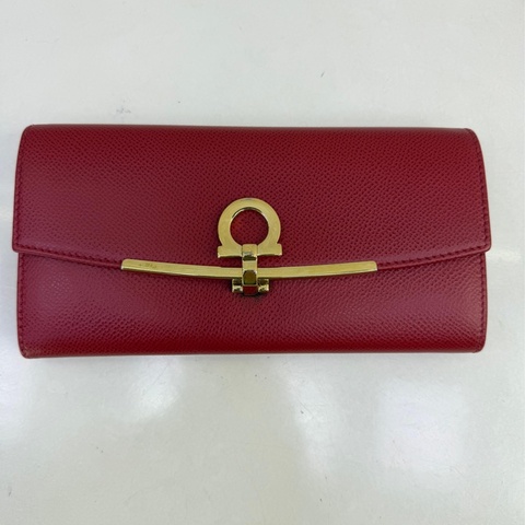 這款產品是Salvatore Ferragamo 的Gancini Continental Wallet。