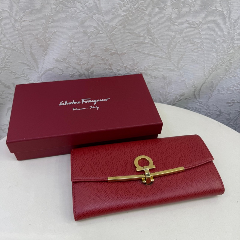 這款產品是Salvatore Ferragamo 的Gancini Continental Wallet。-1