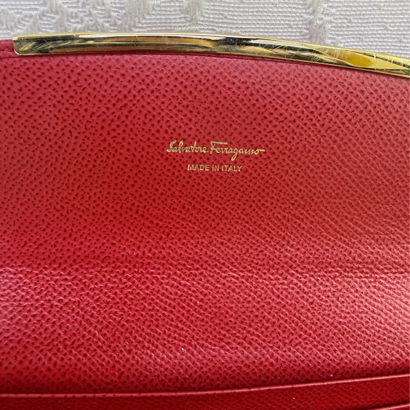 這款產品是Salvatore Ferragamo 的Gancini Continental Wallet。-3