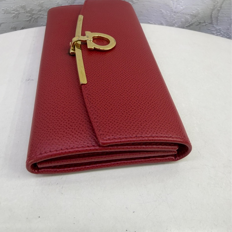 這款產品是Salvatore Ferragamo 的Gancini Continental Wallet。-4