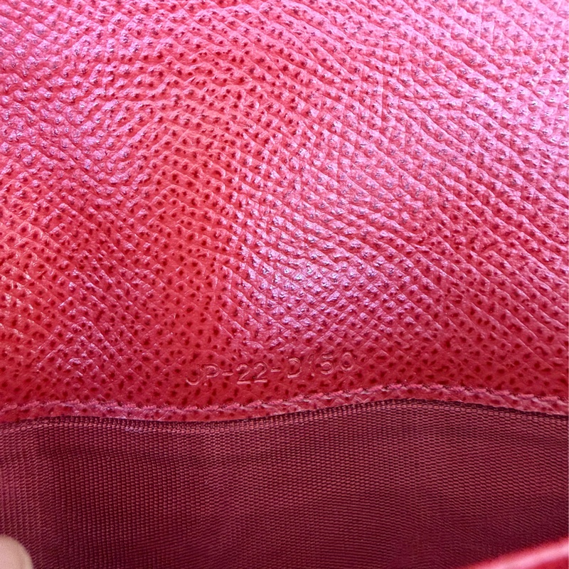 這款產品是Salvatore Ferragamo 的Gancini Continental Wallet。-7