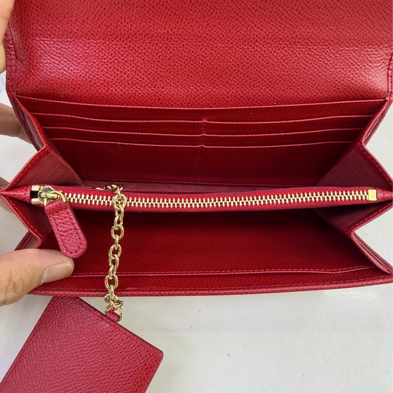 這款產品是Salvatore Ferragamo 的Gancini Continental Wallet。-8