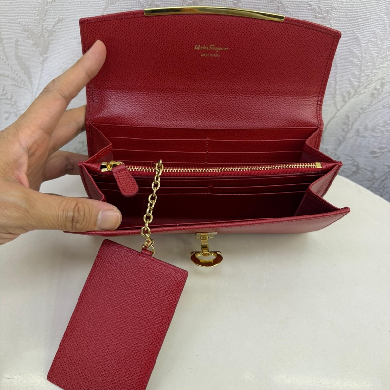 這款產品是Salvatore Ferragamo 的Gancini Continental Wallet。-9