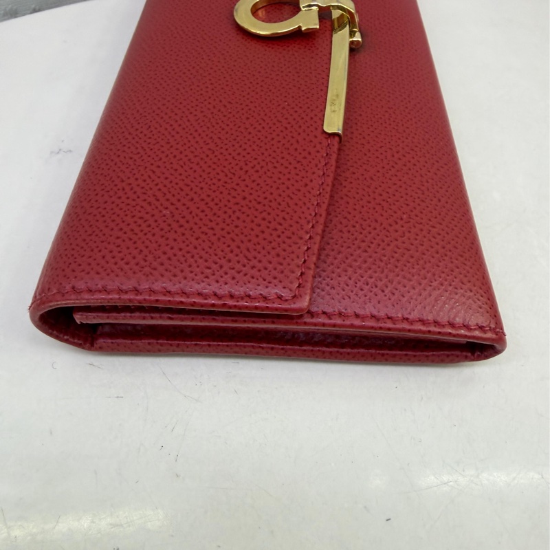 這款產品是Salvatore Ferragamo 的Gancini Continental Wallet。-10