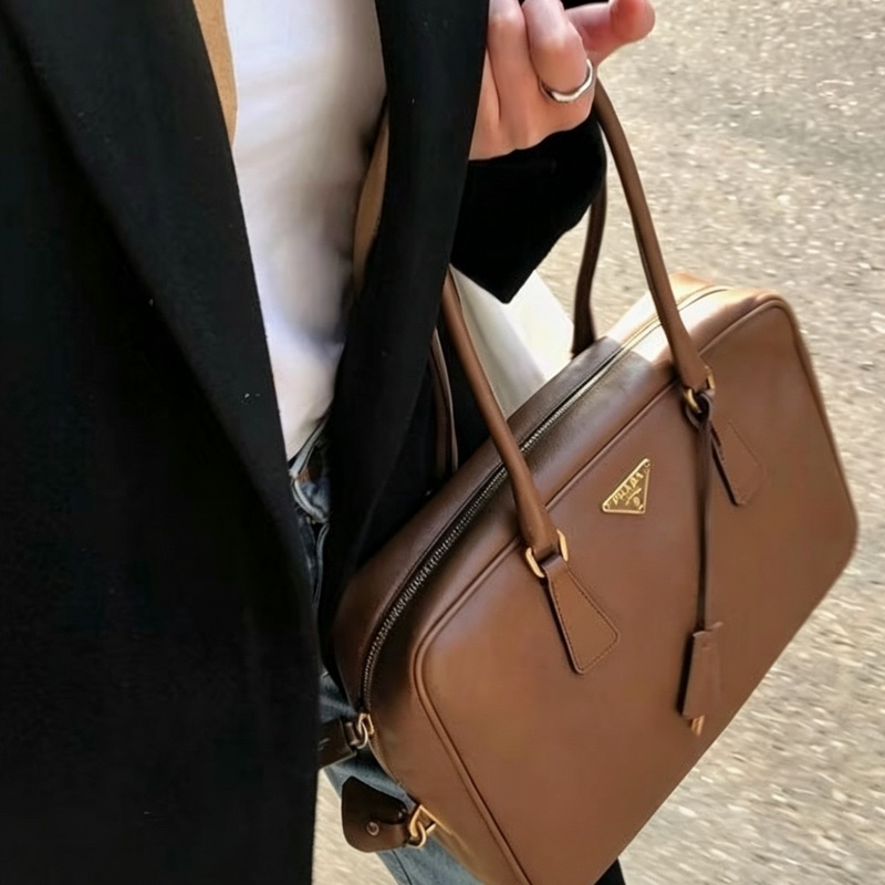 🌴PRADA普拉達Plume35系列摩卡棕色保齡球包-1