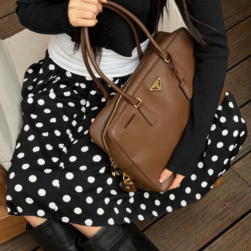 🌴PRADA普拉達Plume35系列摩卡棕色保齡球包-9