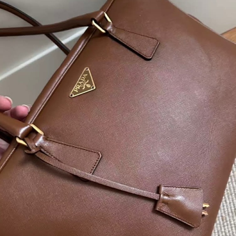 🌴PRADA普拉達Plume35系列摩卡棕色保齡球包-10