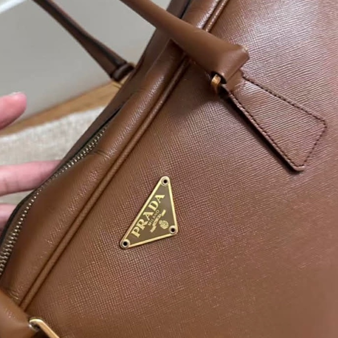 🌴PRADA普拉達Plume35系列摩卡棕色保齡球包-11