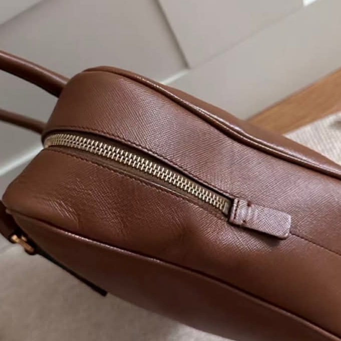 🌴PRADA普拉達Plume35系列摩卡棕色保齡球包-15