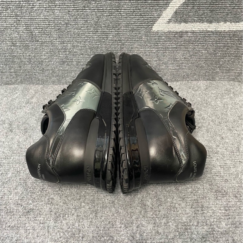 98新  LV黑色皮面鐳射老花運動鞋42碼/6-5