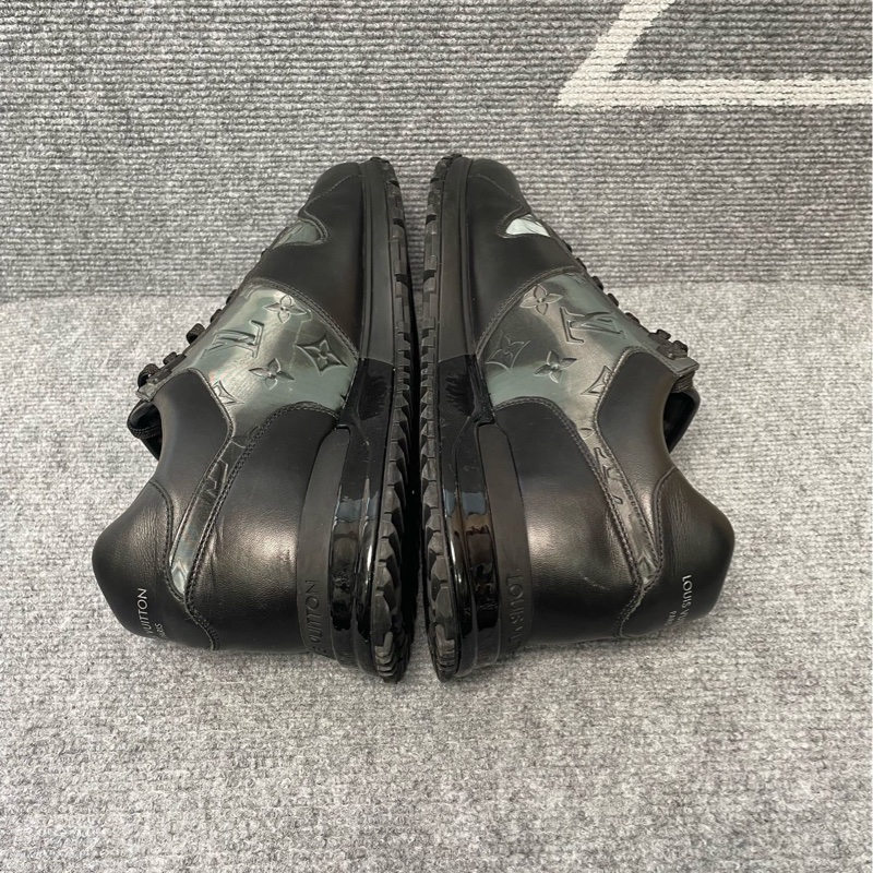 98新  LV黑色皮面鐳射老花運動鞋42碼/6-6