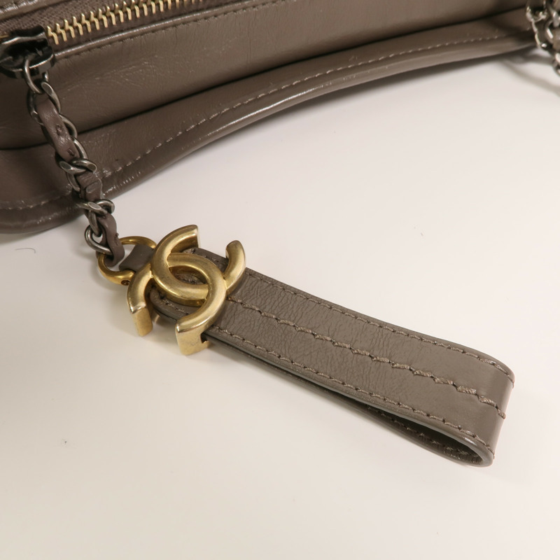CHANEL 牛皮皮革Gabrielle Medium鏈帶肩背袋-15