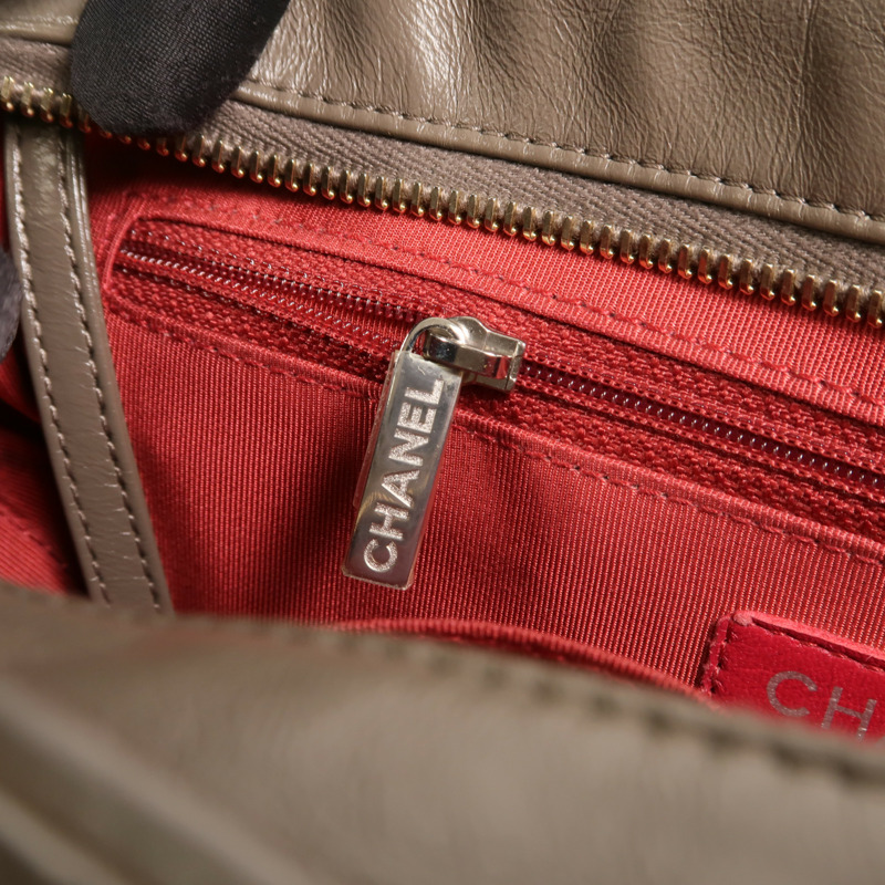 CHANEL 牛皮皮革Gabrielle Medium鏈帶肩背袋-16