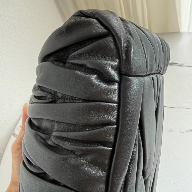 Miumiu 可芙超可愛晚宴包🤍🩷🖤-13