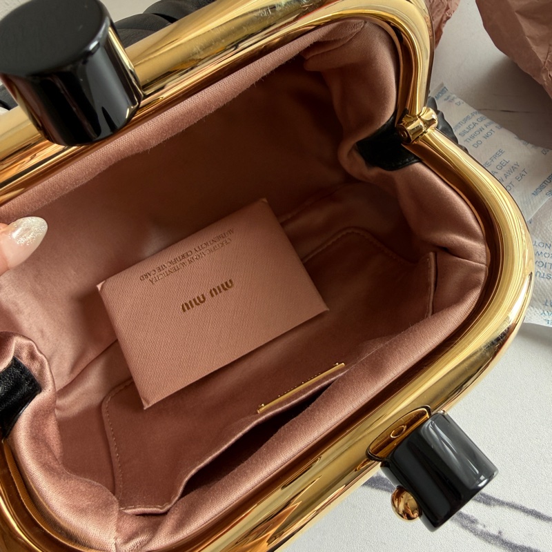 Miumiu 可芙超可愛晚宴包🤍🩷🖤-14