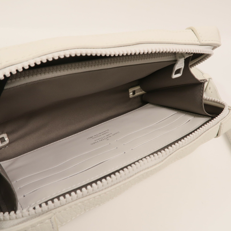 LOUIS VUITTON Monogram Taurillon LV Friends Soft Trunk肩背袋-4