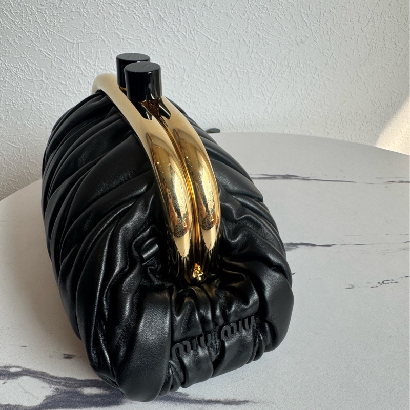 miu miu黑可芙祖母釦金屬鏈包  超貴氣-5