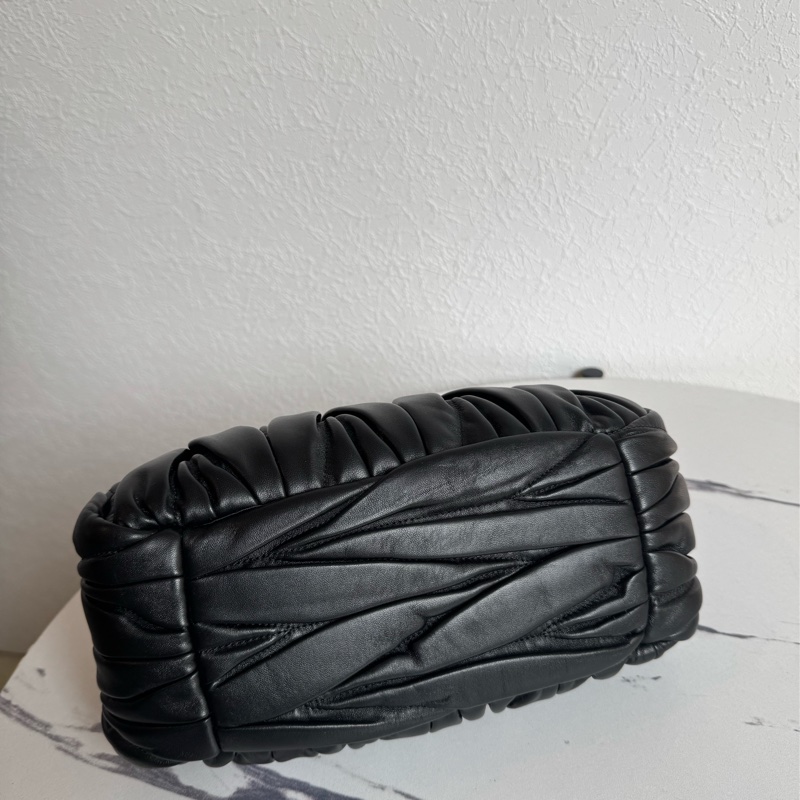 miu miu黑可芙祖母釦金屬鏈包  超貴氣-6