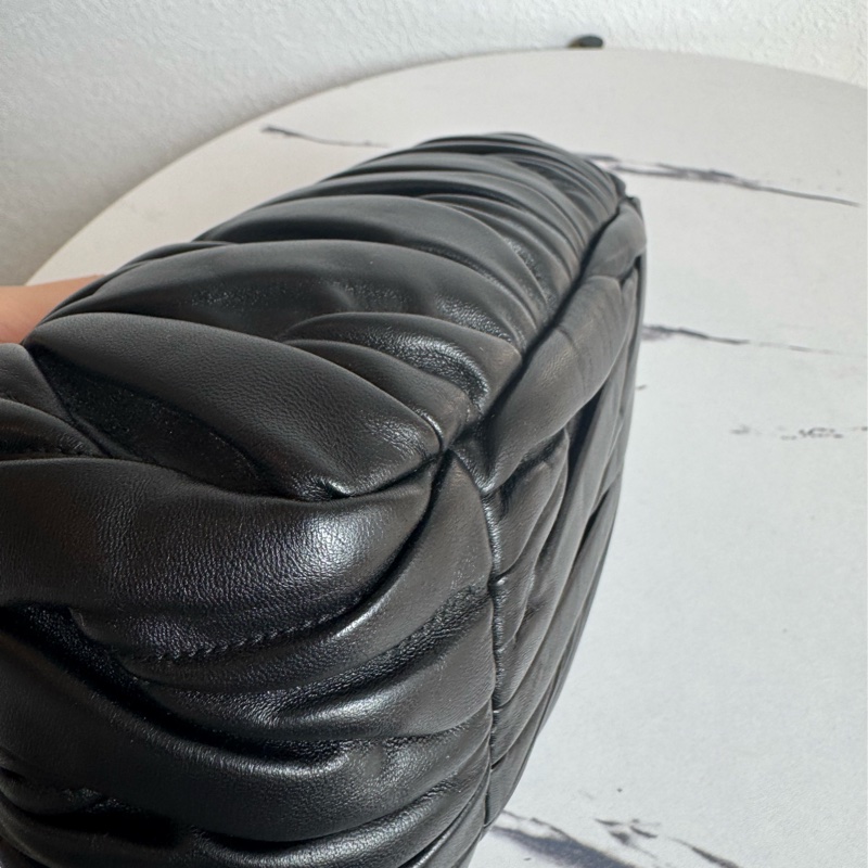 miu miu黑可芙祖母釦金屬鏈包  超貴氣-10