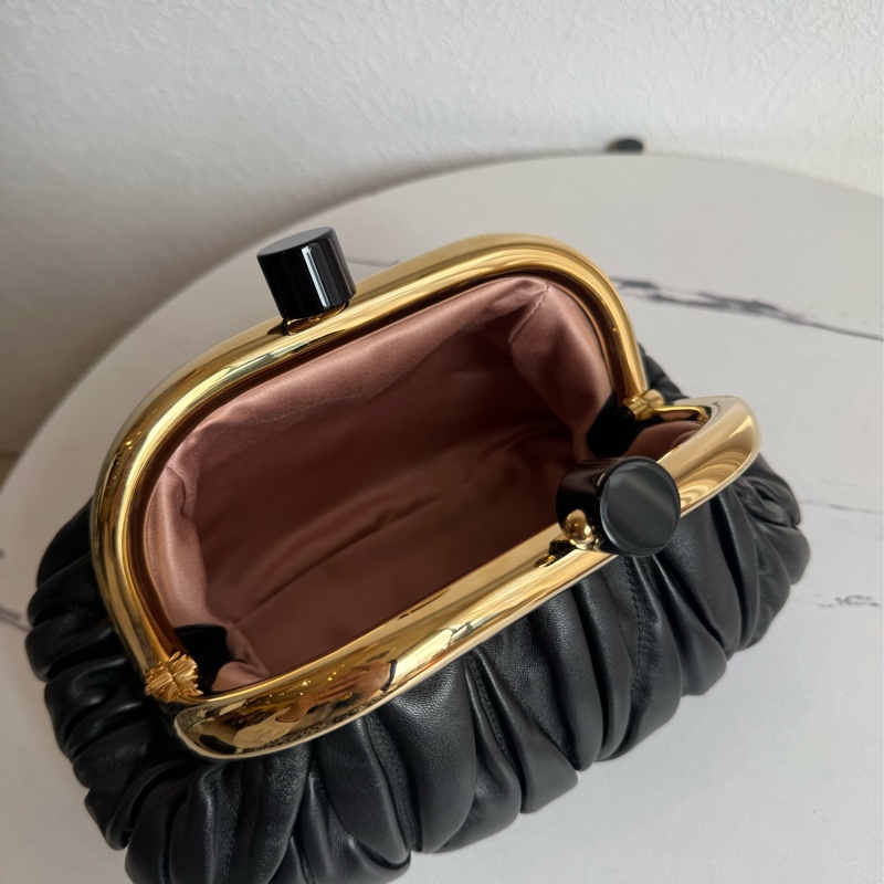 miu miu黑可芙祖母釦金屬鏈包  超貴氣-13