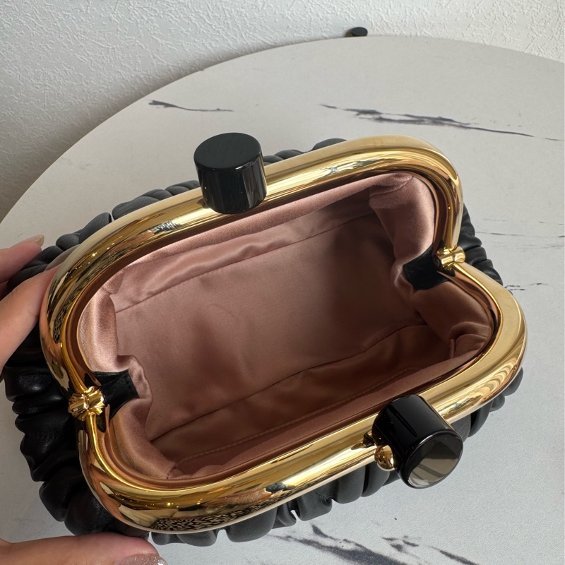 miu miu黑可芙祖母釦金屬鏈包  超貴氣-14