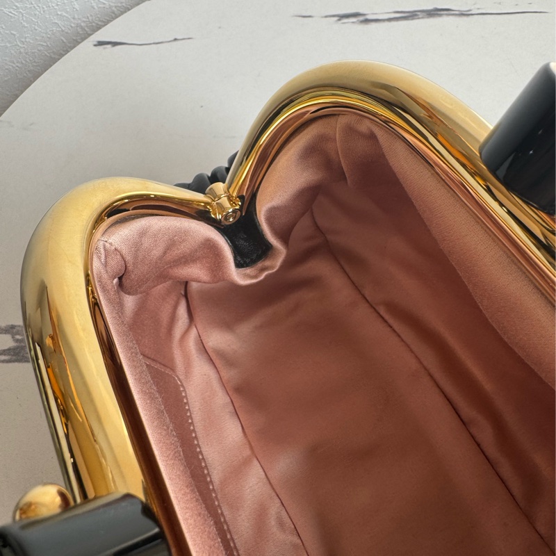 miu miu黑可芙祖母釦金屬鏈包  超貴氣-18